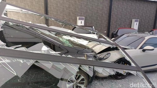 Penampakan Porsche remuk usai ditabrak mobil Xpander di showroom PIK 2 Kota Tangerang.