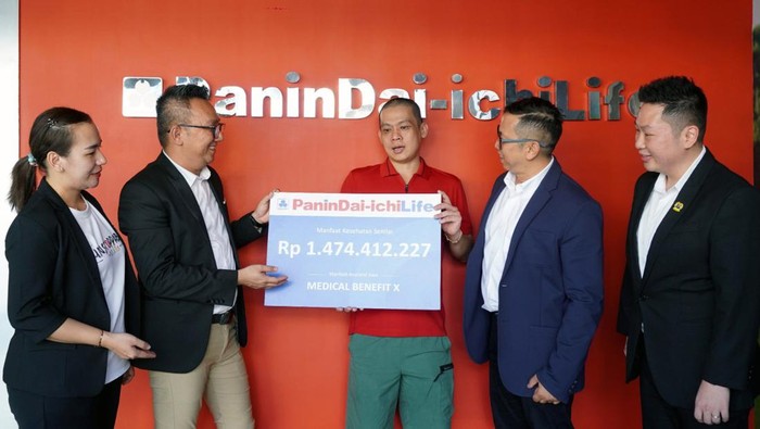 Pencairan Klaim Kesehatan Rp 1,4 M di Medan Panin Dai-ichi Life membayarkan Klaim kesehatan sebesar Rp 1,4 Miliar untuk keluarga di Medan. Pembayaran klaim ini merupakan manfaat tambahan dari produk asuransi Panin Dai-ichi Life, Medical Benefit X yang dijual melalui jalur keagenan.