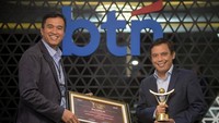 Direktur Utama BTN Nixon LP Napitupulu didampingi Corporate Secretary BTN Ramon Armando memperlihatkan tropi dan sertifikat penghargaan The Best CEO Leading Change Innovation di Jakarta.