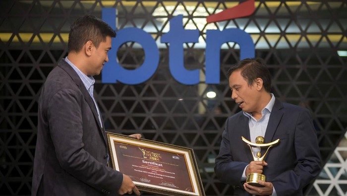 Penghargaan Bergengsi Anugerah BUMN 2024 Anugerah BUMN 2024 menobatkan Dirut BTN Penghargaan The Best CEO Leading Change Innovation. Begini potretnya.