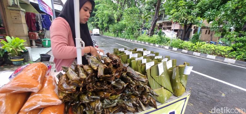 Penjual bongko kopyor di Gresik