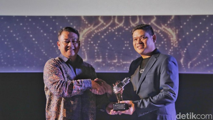 Penyerahan penghargaan dari CEO Marketeers Iwan Setiawan kepada Dirut PT Pindad Medika Utama Hadi Filino Gunarto.