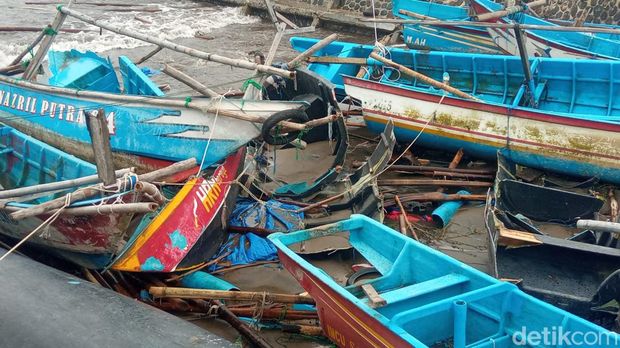 Perahu nelayan Jayanti rusak dihantam ombak