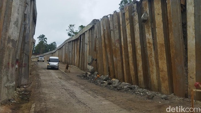 Perbaikan tiang penyangga tanah di tanjakan Bangangah Pandeglang, Banten (Aris Rivaldo/detikcom).