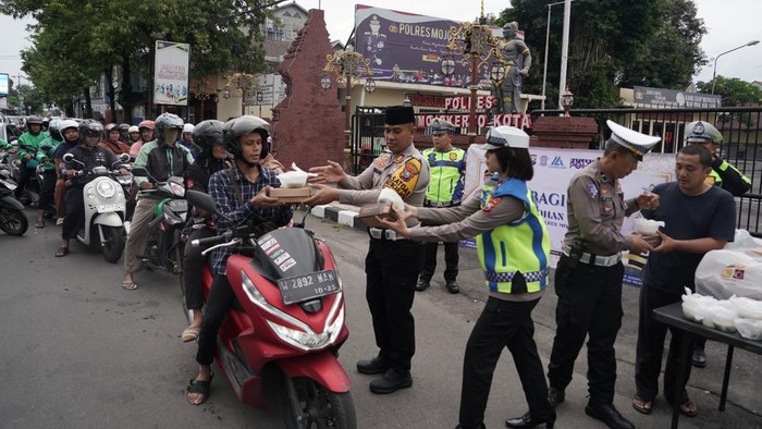 Personel Polres Mojokerto Kota bagi-bagi takjil secara bergiliran.