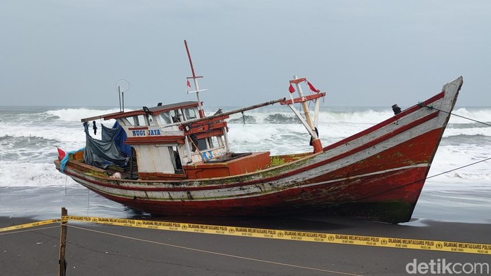 Petugas gabungan di Pantai Glagah, Temon, Kulon Progo, Kamis (14/3/2024). Petugas masih melakukan pencarian nelayan yang hilang.