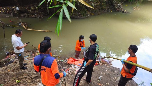 Petugas melakukan penanganan penemuan mayat di aliran sungai wilayah Banjar Sasih, Desa Batubulan, Kecamatan Sukawati, Gianyar, Kamis (14/3/2024). (Dok. Polsek Sukawati)