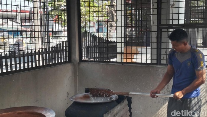 Petugas tengah memasak bubur sup Masjid Raya Al Mashun untuk panganan berbuka. (Indah Mawarni/detikSumut)