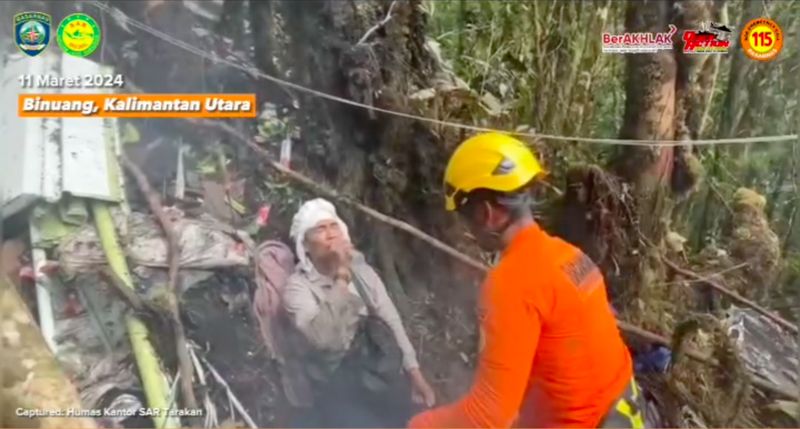 Pilot pesawat Smart Air, Kapten M Yusuf, ditemukan dalam kondisi selamat. Yusuf tak tahan menahan tangis haru ketika dirinya ditemukan tim SAR di hutan Nunukan. (dok IG @sar_nasional)