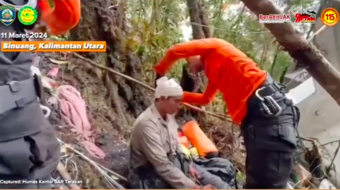 Pilot pesawat Smart Air, Kapten M Yusuf, ditemukan dalam kondisi selamat. Yusuf tak tahan menahan tangis haru ketika dirinya ditemukan tim SAR di hutan Nunukan. (dok IG @sar_nasional)