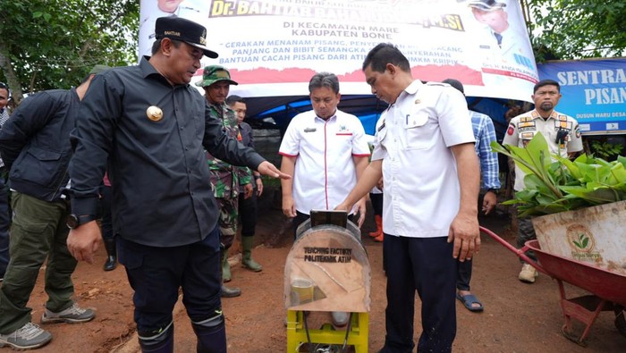 Pj Gubernur Sulsel Bahtiar Baharuddin menyerahkan alat pencacah pisang bagi warga di Bone.