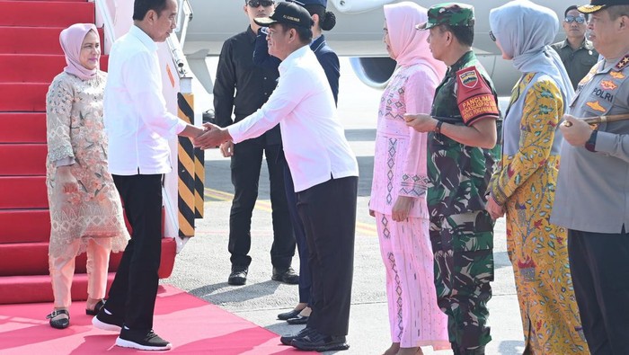 Pj Gubsu Hassanudin saat menyambut kedatangan Presiden Jokowi di Bandara Internasional Kualanamu. (Dok. Diskominfo Sumut)