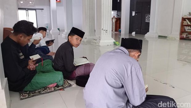 Ponpes Al Manshuriyah di Kabupaten Tasikmalaya.