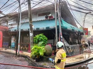 Poser Pub Terbakar, Warga Setempat Berhamburan