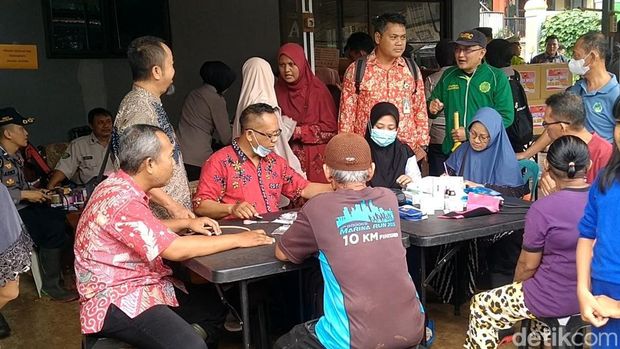 Posko pengungsian warga terdampak banjir di Desa Wangandowo, Kecamatan Bojong, Kabupaten Pekalongan, Kamis (14/3/2024).
