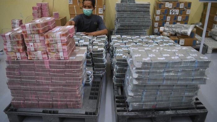 Petugas menata uang tunai di BNI Cash Center, Jakarta, Kamis (14/3/2024). Bank Indonesia (BI) menyiapkan uang tunai selama Ramadhan dan Idul Fitri 2024 sebanyak Rp197,6 triliun atau naik 4,65 persen dibandingkan dengan realisasi pada tahun lalu. ANTARA FOTO/Akbar Nugroho Gumay/nym.