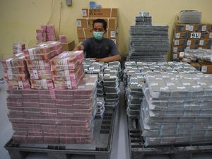 Pernah Lihat Tumpukan Uang buat Lebaran? Begini Penampakannya
