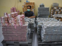 Pernah Lihat Tumpukan Uang buat Lebaran? Begini Penampakannya