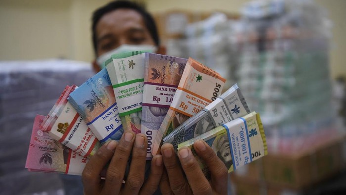 Petugas menata uang tunai di BNI Cash Center, Jakarta, Kamis (14/3/2024). Bank Indonesia (BI) menyiapkan uang tunai selama Ramadhan dan Idul Fitri 2024 sebanyak Rp197,6 triliun atau naik 4,65 persen dibandingkan dengan realisasi pada tahun lalu. ANTARA FOTO/Akbar Nugroho Gumay/nym.