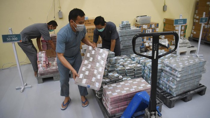 Petugas menata uang tunai di BNI Cash Center, Jakarta, Kamis (14/3/2024). Bank Indonesia (BI) menyiapkan uang tunai selama Ramadhan dan Idul Fitri 2024 sebanyak Rp197,6 triliun atau naik 4,65 persen dibandingkan dengan realisasi pada tahun lalu. ANTARA FOTO/Akbar Nugroho Gumay/nym.