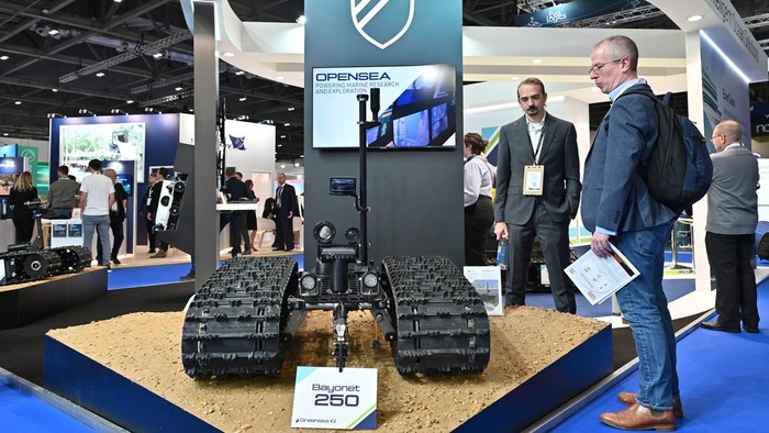 Potret Kecanggihan Alat-alat Eksplorasi Bawah Laut Dipamerkan di London LONDON, ENGLAND - MARCH 12: A Exail remotely operated towed vehicle (ROTV ) FlipiX, designed to be operated autonomously and enhancing unmanned survey capabilities down to 100m. Deployed from USVs or traditional vessels, FlipiX enables to conduct multi-sensor operations (bathymetric, geophysical and UXO operations) attached to a DriX H-B Multi-purpose force multiplier unmanned surface vehicle, fast, efficient and discreet USV dedicated to hydrographic applications such as ISR (Intelligence Surveillance and Reconnaissance), as well as subsea/surface data acquisition is displayed during the Oceanology International 2024 at ExCel on March 12, 2024 in London, England. The event is the global forum where ocean industry, academia and government connect to discover innovative solutions, from ocean technology, marine science communities, improving strategies for exploring, protecting and sustainably operating in the world's oceans and waterways. (Photo by John Keeble/Getty Images)
