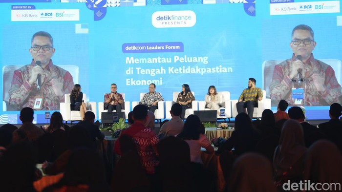 Wahyu Budi Satriyo, Direktur Kebijakan Sektor Jasa Keuangan Terintegrasi OJK, Agus Salim Hardjodinoto, VP Economic Research BCA, Esther Sri Astuti, Direktur Eksekutif INDEF, Shinta Kamdani, Ketua Dewan Pimpinan Nasional APINDO, Banjaran Surya Indrastomo, Chief Economist PT Bank Syariah Indonesia Tbk saat berdiskusi dalam detikcom Leaders Forum di Jakarta, Kamis (14/3/2024).