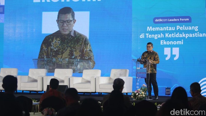 Wahyu Budi Satriyo, Direktur Kebijakan Sektor Jasa Keuangan Terintegrasi OJK, Agus Salim Hardjodinoto, VP Economic Research BCA, Esther Sri Astuti, Direktur Eksekutif INDEF, Shinta Kamdani, Ketua Dewan Pimpinan Nasional APINDO, Banjaran Surya Indrastomo, Chief Economist PT Bank Syariah Indonesia Tbk saat berdiskusi dalam detikcom Leaders Forum di Jakarta, Kamis (14/3/2024).