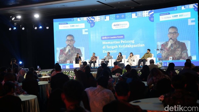 Wahyu Budi Satriyo, Direktur Kebijakan Sektor Jasa Keuangan Terintegrasi OJK, Agus Salim Hardjodinoto, VP Economic Research BCA, Esther Sri Astuti, Direktur Eksekutif INDEF, Shinta Kamdani, Ketua Dewan Pimpinan Nasional APINDO, Banjaran Surya Indrastomo, Chief Economist PT Bank Syariah Indonesia Tbk saat berdiskusi dalam detikcom Leaders Forum di Jakarta, Kamis (14/3/2024).