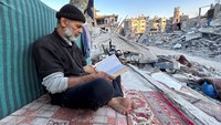 Bagi para penyintas, bulan suci umat Islam yang biasanya dirayakan ini ditandai dengan mengenang mereka yang terbunuh sejak serangan Hamas pada 7 Oktober di Israel selatan. Ketika perang memasuki bulan keenam, penduduk Gaza berada dalam kondisi putus asa, dan para pejabat bantuan internasional mengatakan anak-anak sekarat karena kelaparan dan kelaparan akan terjadi karena sulitnya mendapatkan pasokan ke daerah kantong tersebut.