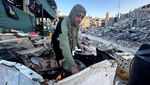 Potret Pilu Warga Gaza Berbuka Puasa di Antara Puing-puing Bangunan