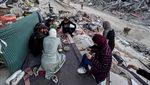 Potret Pilu Warga Gaza Berbuka Puasa di Antara Puing-puing Bangunan