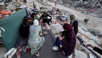 Lebih dari 31.272 warga Palestina telah tewas dan 73.024 lainnya terluka sejak 7 Oktober dalam serangan militer Israel di Gaza, kata Kementerian Kesehatan Gaza dalam sebuah pernyataan pada hari Rabu. Sekitar 88 warga Palestina tewas dan 135 lainnya luka-luka dalam 24 jam terakhir, tambah kementerian itu.