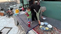 Sejumlah keluarga dan kerabat lainnya telah kembali ke rumah mereka yang tersisa di Rafah yang hanya berupa tumpukan puing.