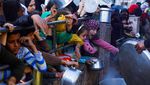 Potret Kelaparan Menghantui Palestina, Warga Berebut Makanan di Rafah