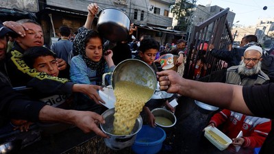 Potret Kelaparan Menghantui Palestina, Warga Berebut Makanan di Rafah