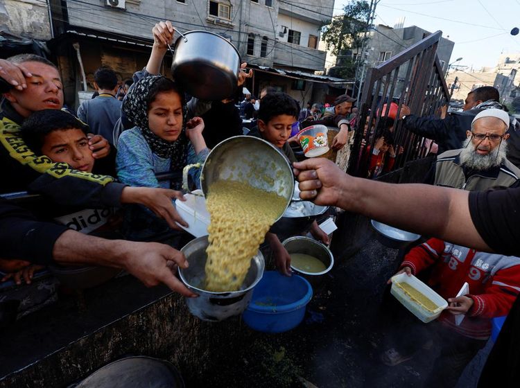Potret Kelaparan Menghantui Palestina, Warga Berebut Makanan di Rafah