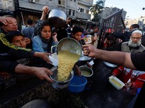 Potret Kelaparan Menghantui Palestina, Warga Berebut Makanan di Rafah