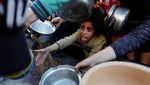 Potret Kelaparan Menghantui Palestina, Warga Berebut Makanan di Rafah