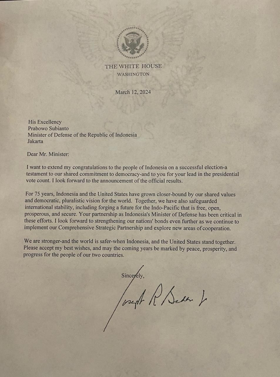 Prabowo Subianto, calon presiden terpilih, menerima surat ucapan selamat dari Presiden Amerika Serikat, Yang Mulia Joe Biden, atas kemenangan dalam perolehan suara. (Instagram @prabowo)