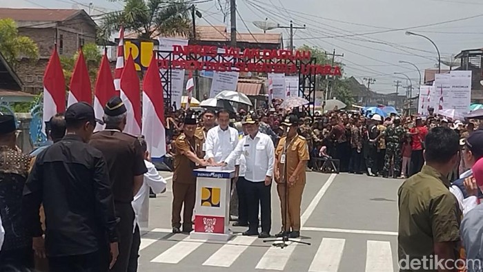 Presiden Jokowi menekan sirine menandai peresmian proyek Inpres Jalan Daerah di Sumut. (Perdana Ramadhan/detikSumut).