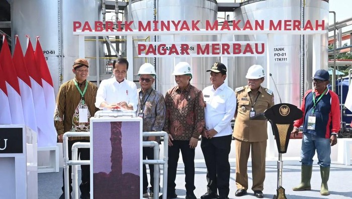 Presiden Jokowi meresmikan pabrik minyak makan merah