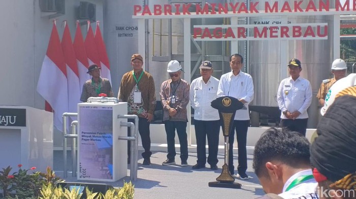 Presiden Jokowi saat meresmikan pabrik minyak makan merah di Deli Serdang (Nizar Aldi/detikSumut)