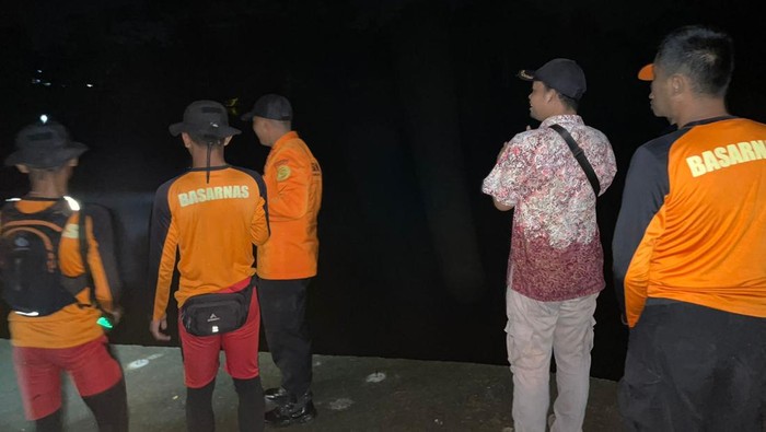 Tim SAR gabungan menyisir Sungai Citanduy, Kecamatan Patimuan, Kabupaten Cilacap, untuk mencari korban tenggelam, Kamis (14/3/2024).