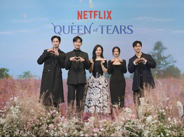 Cast & Crew Queen of Tears Ceria Banget di Konferensi Pers!