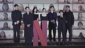 Dalam konferensi pers ini hadir Kim Soo Hyun, Park Sung Hoon, Kim Ji Won, Lee Joo Bin, Kwak Dong Yeon, penulis skenario Park Ji Eun, dan sutradara Jang Young Woo. (Foto: dok. Netflix)