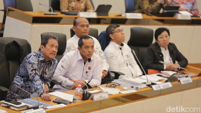 Raker Bareng DPR, Anggaran KKP Rp 501 Miliar Kena Blokir di 2024 Menteri Kelautan dan Perikanan Sakti Wahyu mengikuti Rapat Kerja bersama Komisi IV DPR RI, Jakarta, Kamis (14/3/2024). Kementerian Kelautan dan Perikanan (KKP) turut terdampak kebijakan automatic adjustment atau pemblokiran anggaran pada tahun ini.