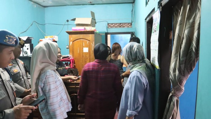 Petugas kepolisian mendatangi panti pijat yang nekat beroperasi saat ramadan di wilayah Kecamatan Kesugihan, Kabupaten Cilacap Rabu (13/3/2024).