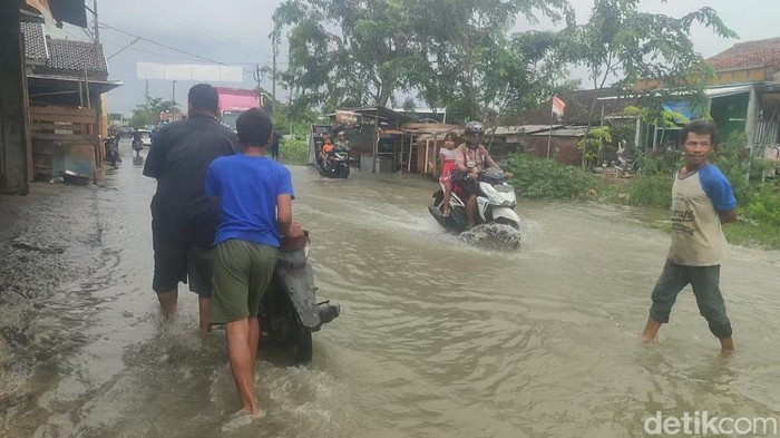 Rendaman air di Jalan Raya Onggorawe, Desa Prampelan, Kecamatan Sayung, Demak, Kamis (14/3/2024).