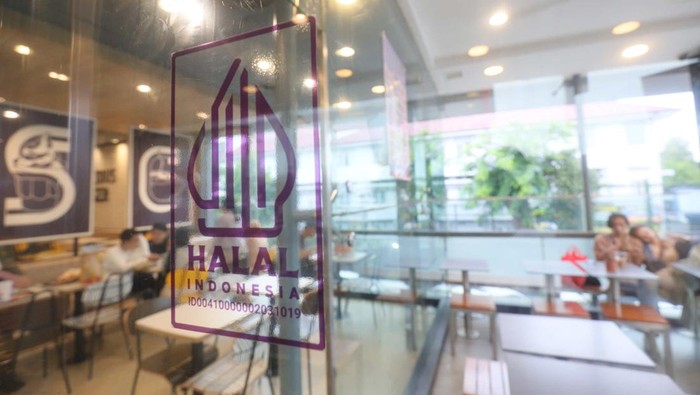 Direktur PT Rekso Nasional Food Ronni Rombe (dari kanan), Kepala Pusat Registrasi dan Sertifikasi Halal Badan Penyelenggara Jaminan Produk Halal (BPJPH) Kementerian Agama Siti Aminah, dan Direktur Kemitraan & Pelayanan Audit Halal Lembaga Pengkajian Pangan, Obat-obatan & Kosmetika Majelis Ulama Indonesia (LPPOM MUI) Muslich berbincang di sela-sela penyerahan sertifikat halal BPJPH Kementerian Agama di Jakarta, Kamis (14/3/2024).