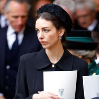 Karena menikahi bangsawan, Rose juga memiliki gelar yakni Marchioness of Cholmondeley. Rose dan David punya perbedaan usia yang signifikan. David lebih tua 23 tahun dari Rose. Foto: Getty Images/Indigo/Max Mumby